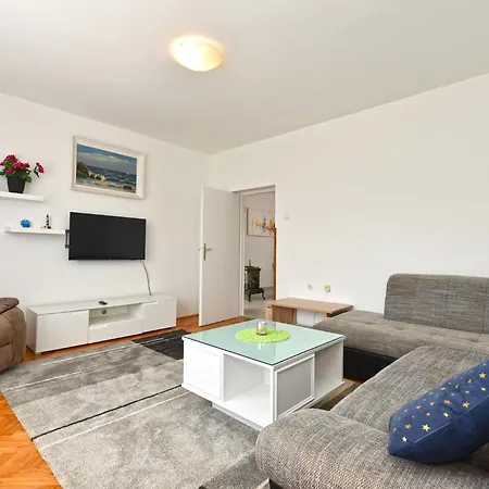 Appartement Davor 2330 *