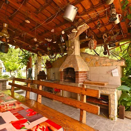 Apartment Davor 2330 *