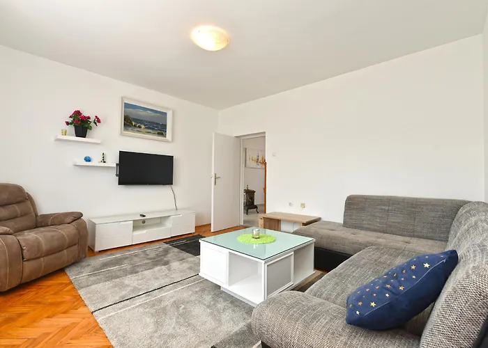 Apartment Davor 2330 *