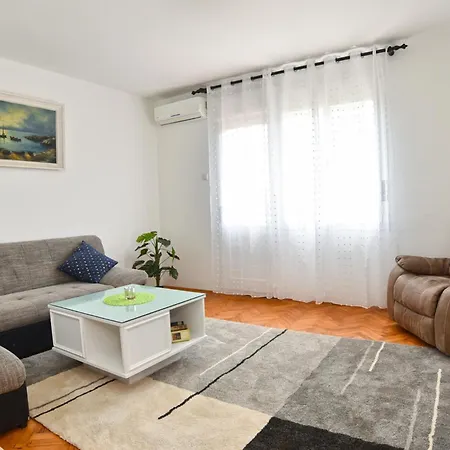 Apartment Davor 2330