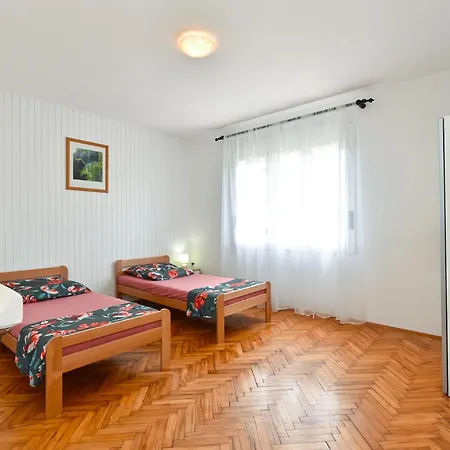 Davor 2330 * بولا